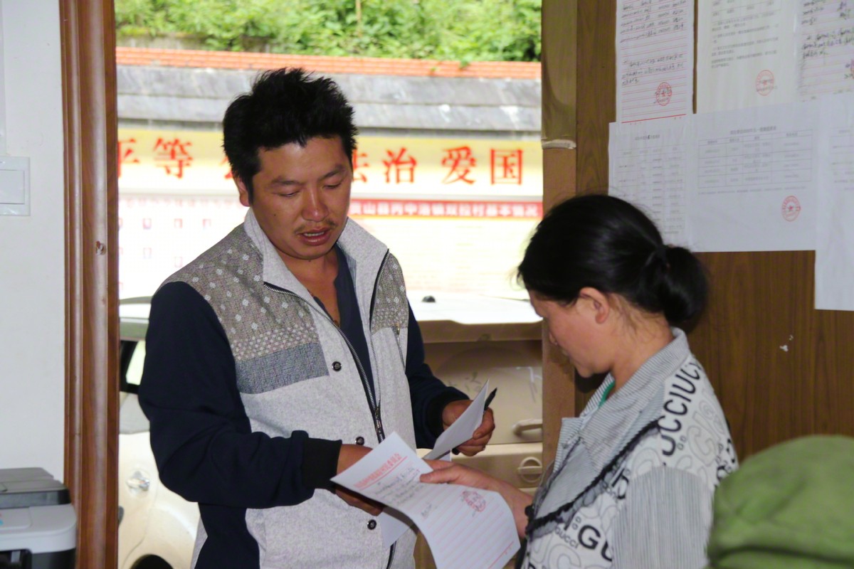 王國(guó)才（左）與群眾交流。新華社發(fā).jpg