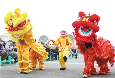 四川省廣安市高興鎮(zhèn)花廟嘴村村“兩委”組織了一場(chǎng)熱鬧的舞獅表演，紅紅火火迎新春。 邱海鷹 攝.jpg